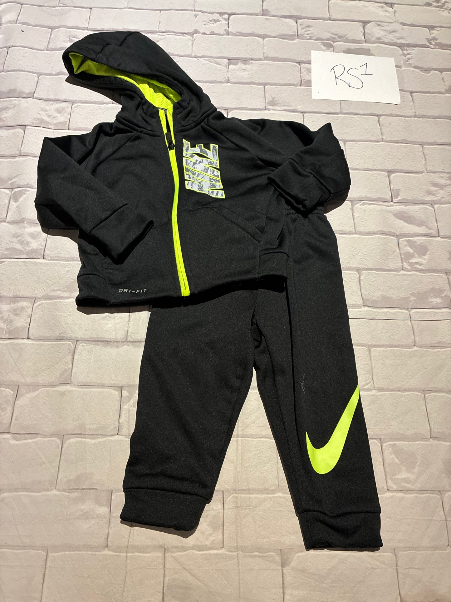 Outfit Size 18m