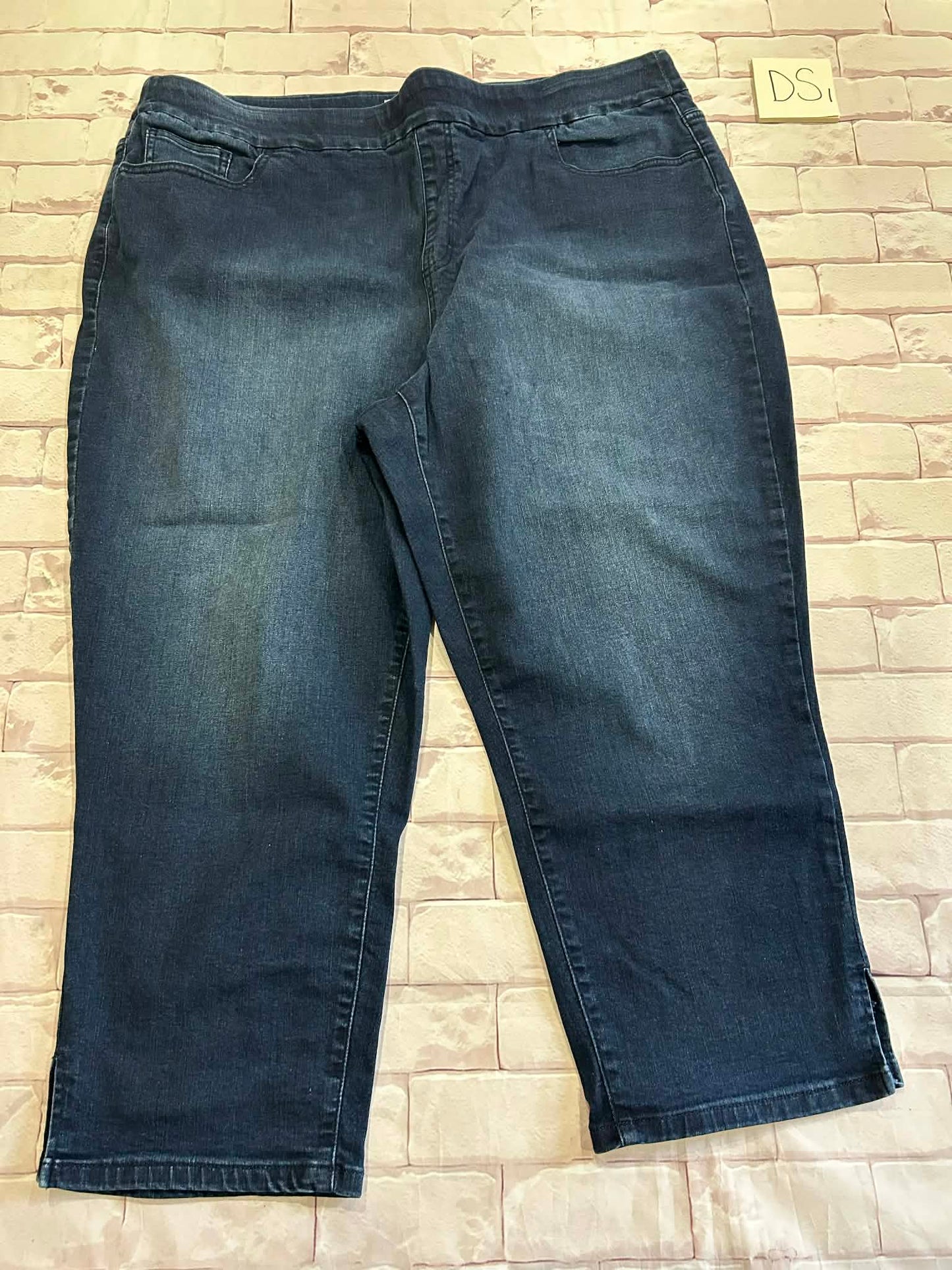 Ladies Bottoms Size 22 Capri