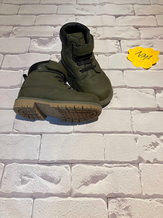 Boys Shoes Size 6
