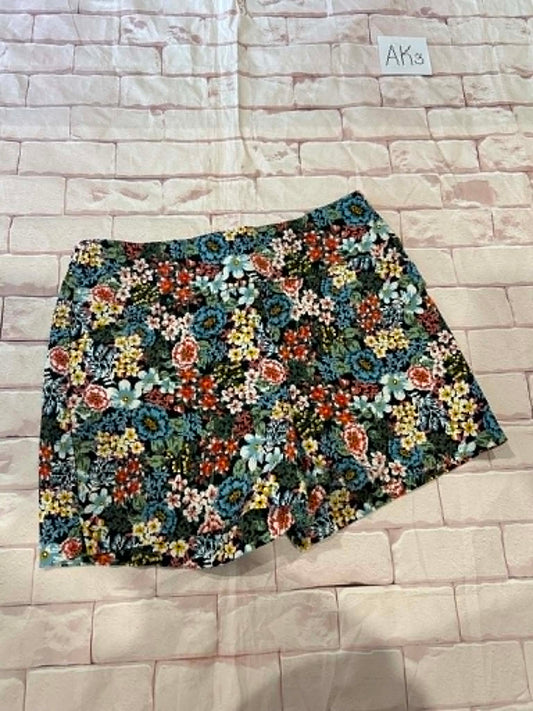 Ladies Bottoms Size M